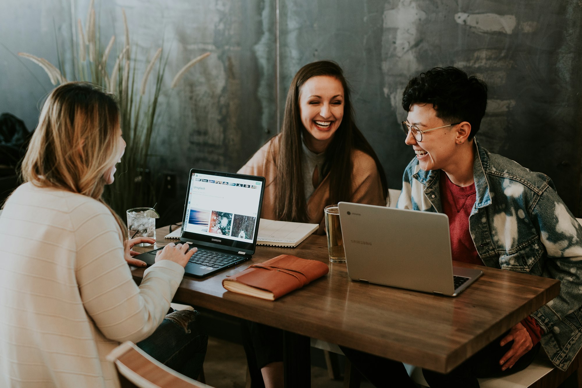 Team arbeitet gemeinsam an Laptops