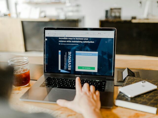 Laptop mit geöffnetem Online-Banking auf einem Schreibtisch