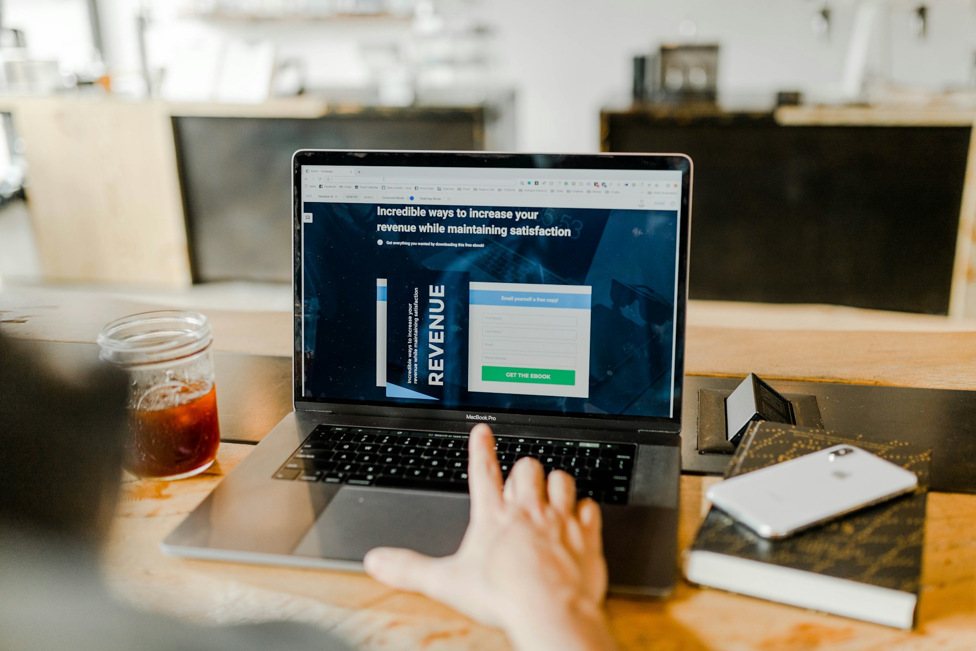 Laptop mit geöffnetem Online-Banking auf einem Schreibtisch