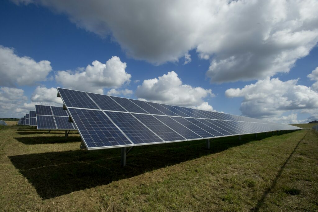 Solarpark unter blauem Himmel