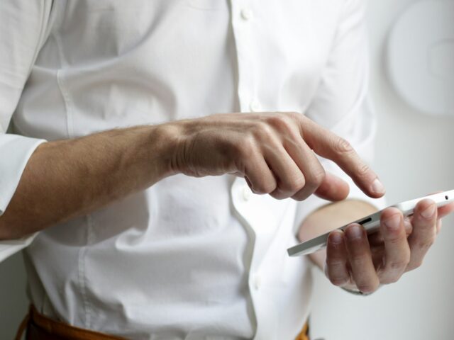 Person bedient ein Smartphone
