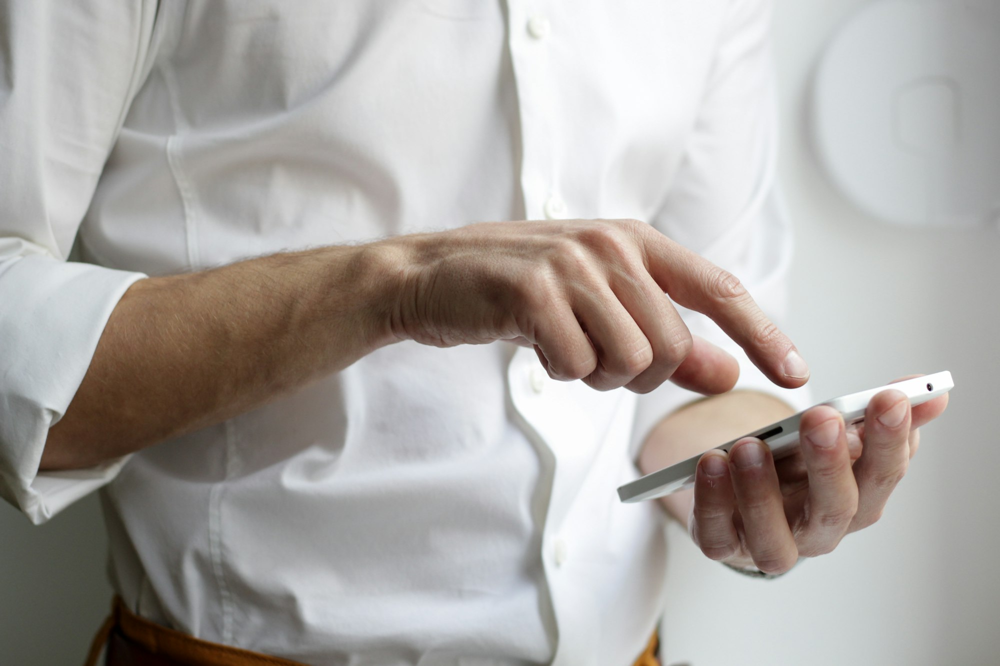 Person bedient ein Smartphone